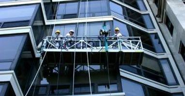 租用吊篮装玻璃