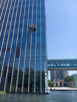 更换安装弧形玻璃